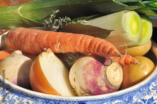 légumes crus dans soupière