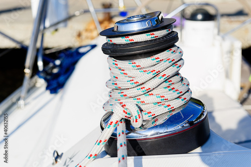 Sailing boat deck equipment: winch with halyard rope