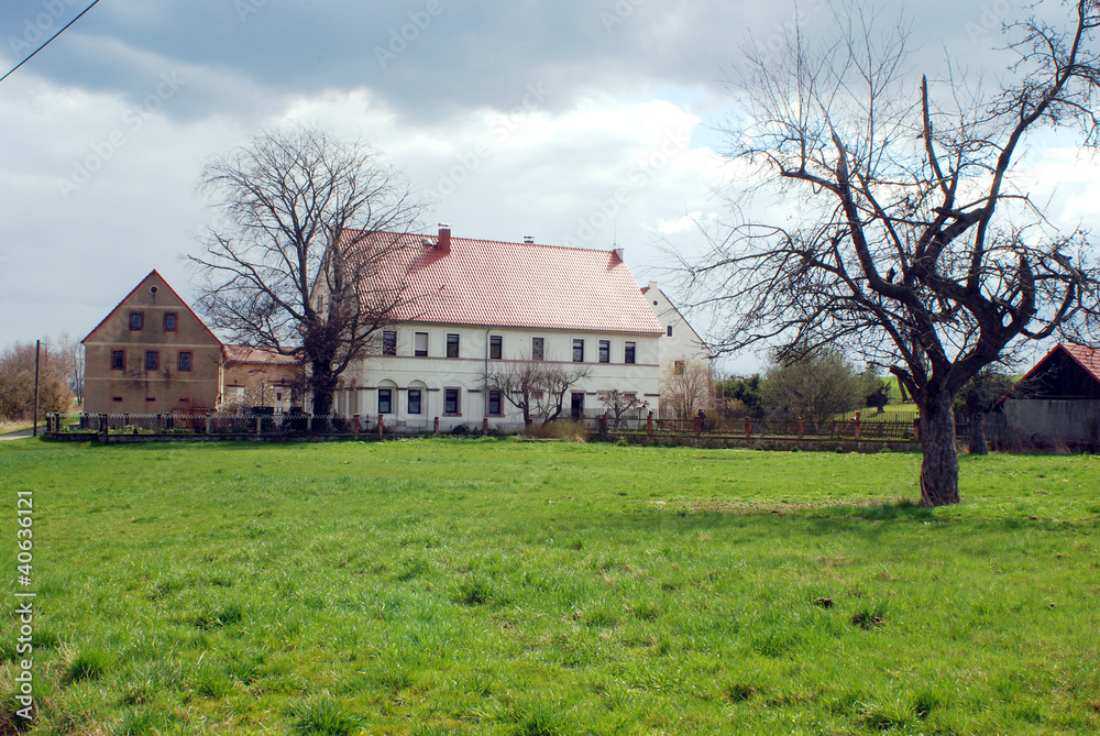 Bauernhof mit Scheunen auf Wiese