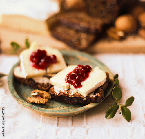 kanapka wiejska ser żółty pleśń biały brie borówka kanapki