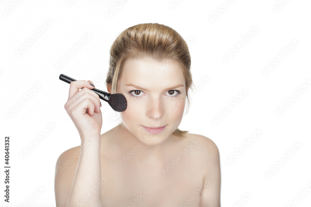 portrait einer jungen schönen blonden Frau beim schminken freig portrait einer jungen schönen blonden Frau beim schminken freig
