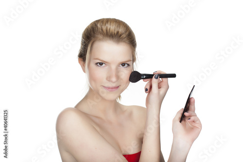 portrait einer jungen schönen blonden Frau beim schminken freig