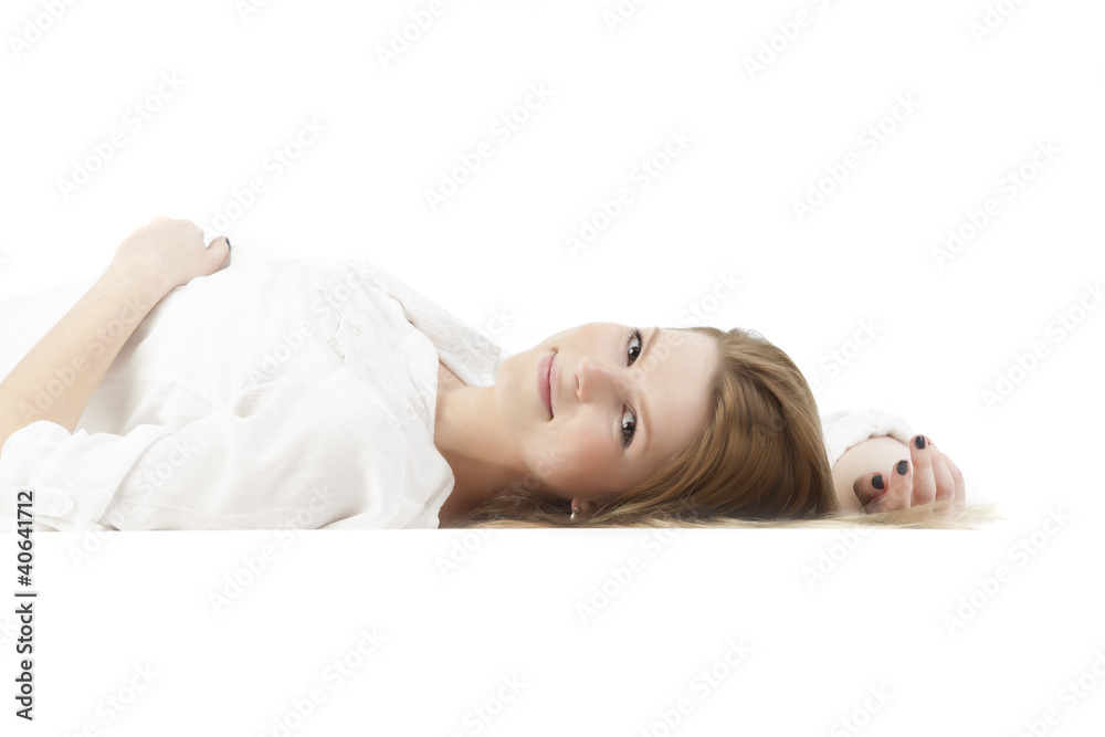 portrait einer jungen schönen blonden liegenden Frau freigestel portrait einer jungen schönen blonden liegenden Frau freigestel
