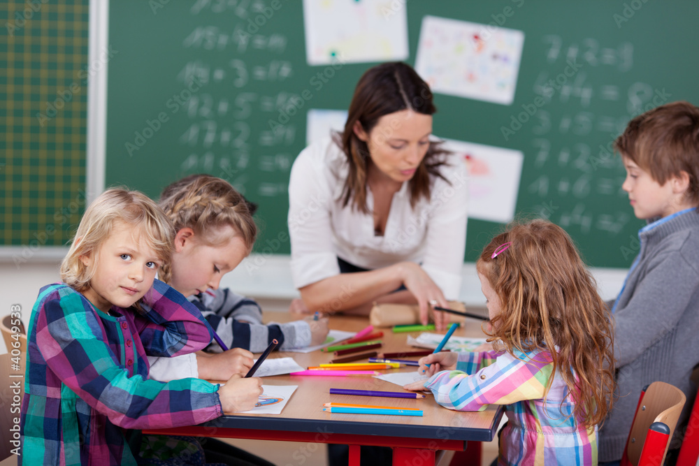 schulkinder malen im unterricht schulkinder malen im unterricht