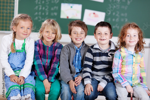 lachende kinder in der grundschule photo