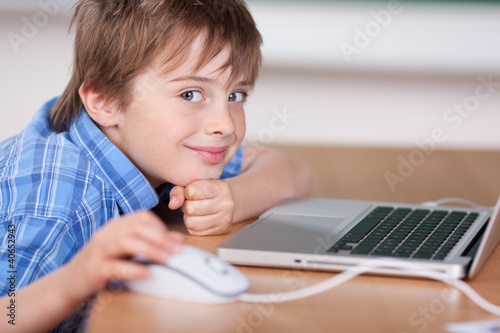 lächelnder junge mit laptop
