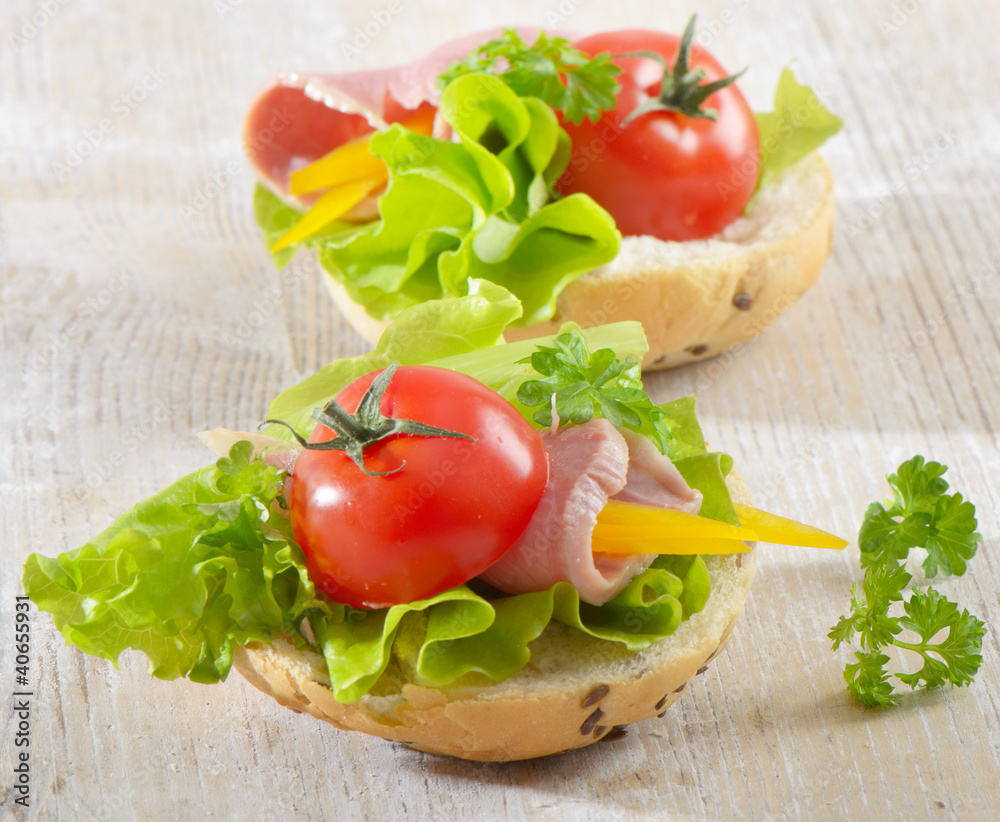 Sandwiches with ham, lettuce and tomato Sandwiches with ham, lettuce and tomato