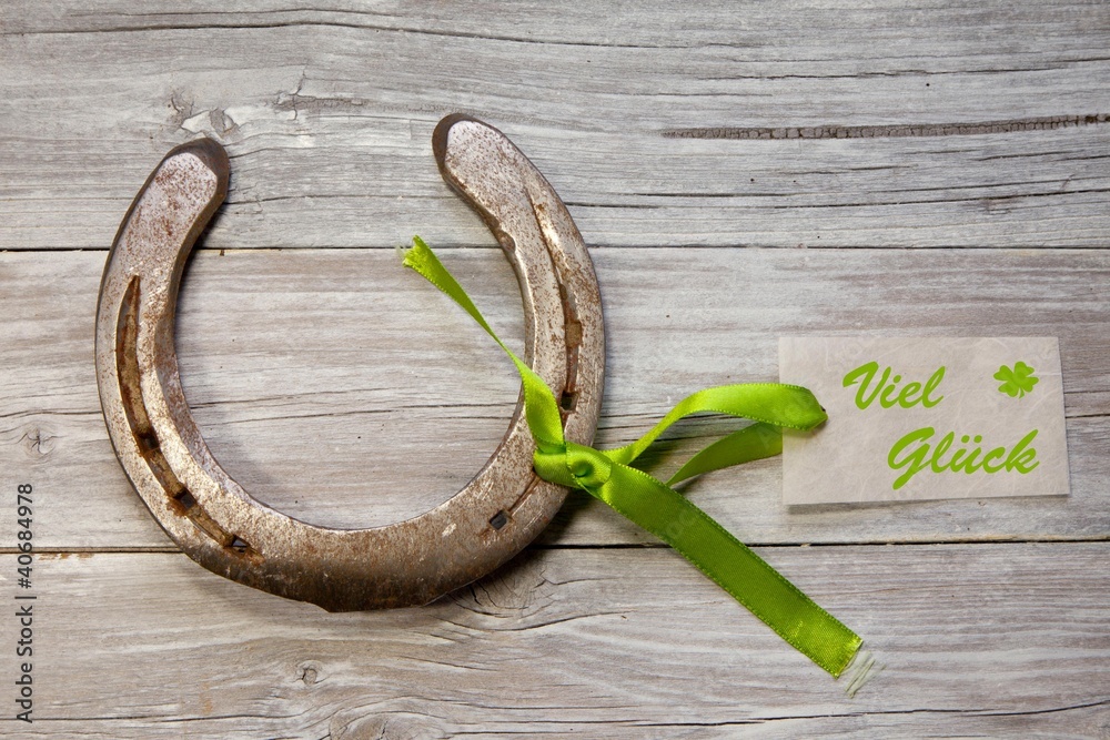 Hufeisen mit "Viel Glück" Anhänger StockFoto Adobe Stock