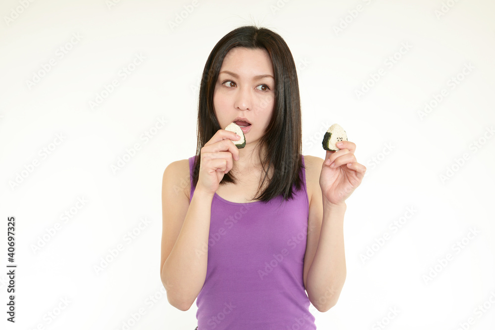 おにぎりを食べている笑顔の女性 おにぎりを食べている笑顔の女性