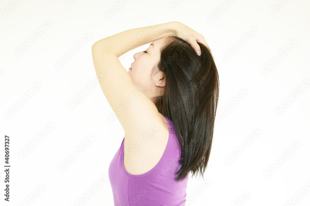メイクアップをしている女性 メイクアップをしている女性