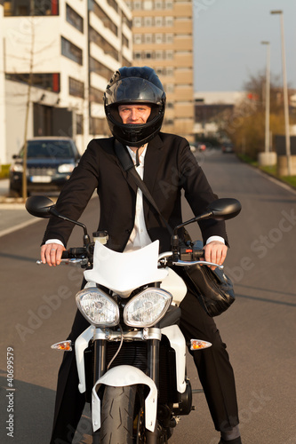 junger mann mit motorrad