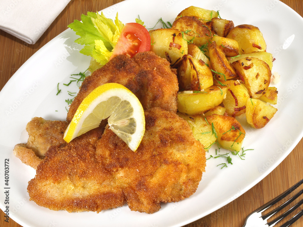 Wiener Schnitzel mit Bratkartoffeln Stock-Foto | Adobe Stock