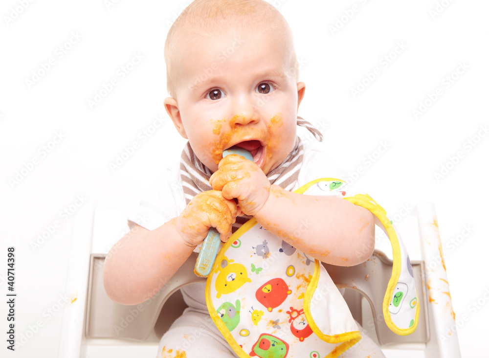 baby mit löffel beim essen StockFoto Adobe Stock
