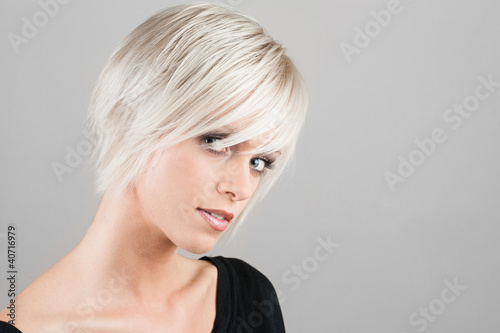 Hübsche Frau mit trendiger Frisur