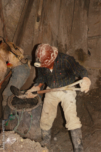 minatori nella miniera di potosì in bolivia