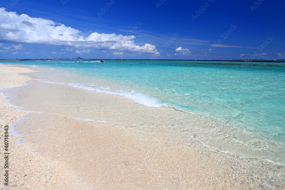 水納島の綺麗なビーチに打ち寄せる透明な波