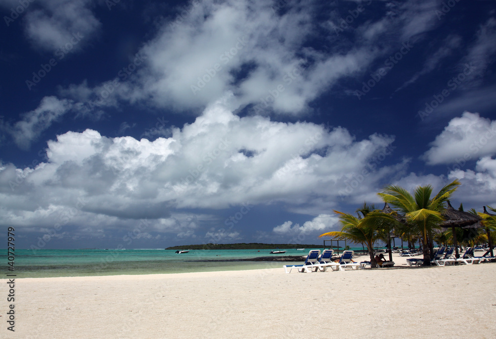 Sonnenliegen am Strand von Mauritius