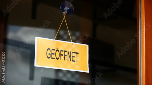 Open and closed signs (german)