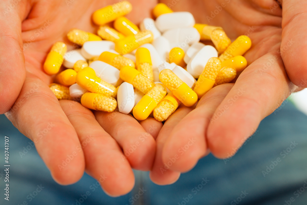 Tabletten und Pillen in einer Hand Tabletten und Pillen in einer Hand