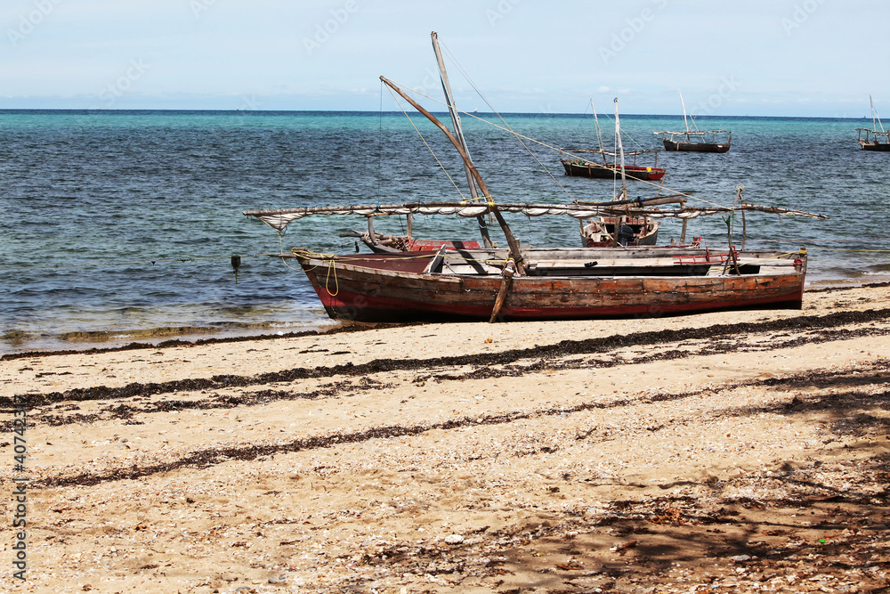 Obraz premium Anchored fishing boats waiting for high tide.