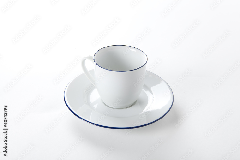 tasse et soucoupe en porcelaine