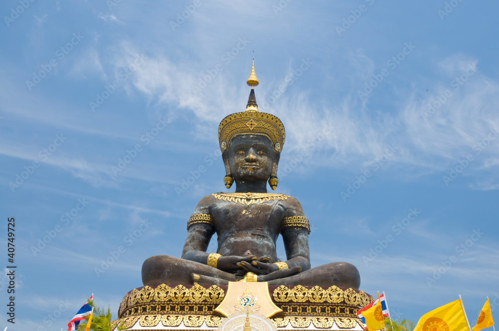 Obraz premium The Tian Tan Buddha in a dramatic sky background