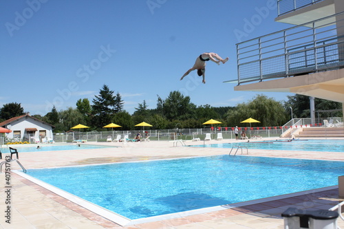 Plongeon dans une piscine en plein air