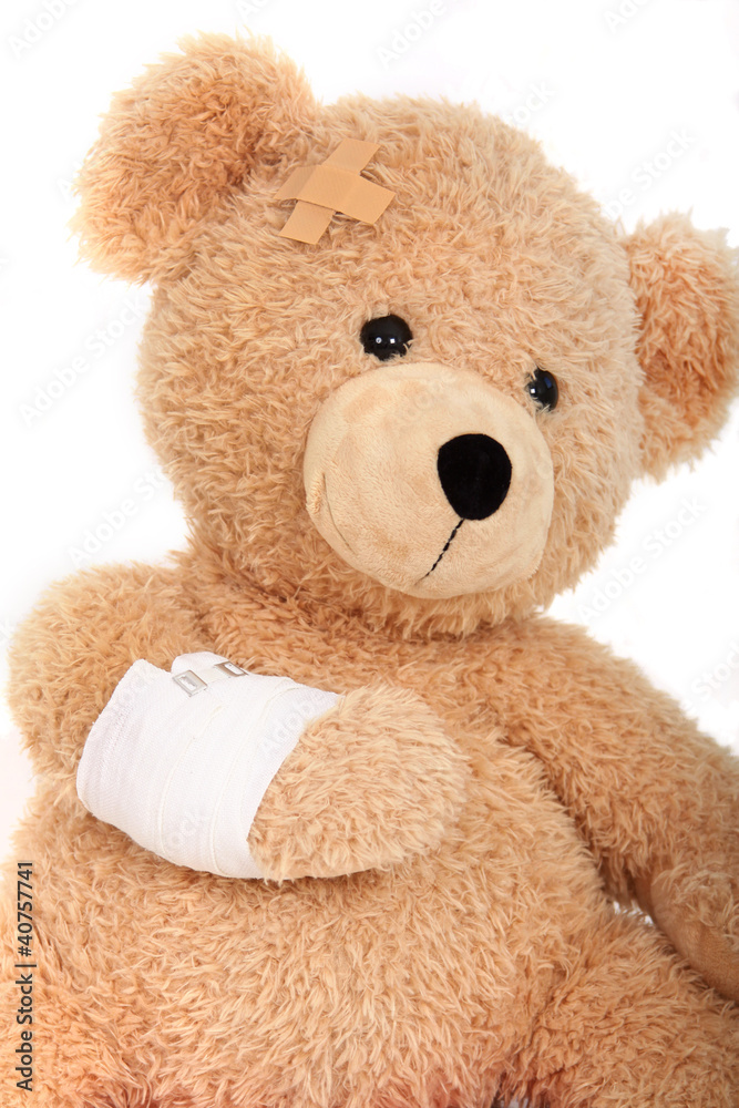 Obraz premium Teddybär mit einem Armverband