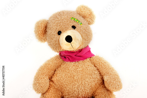Teddybär mit einem Pflaster am Kopf