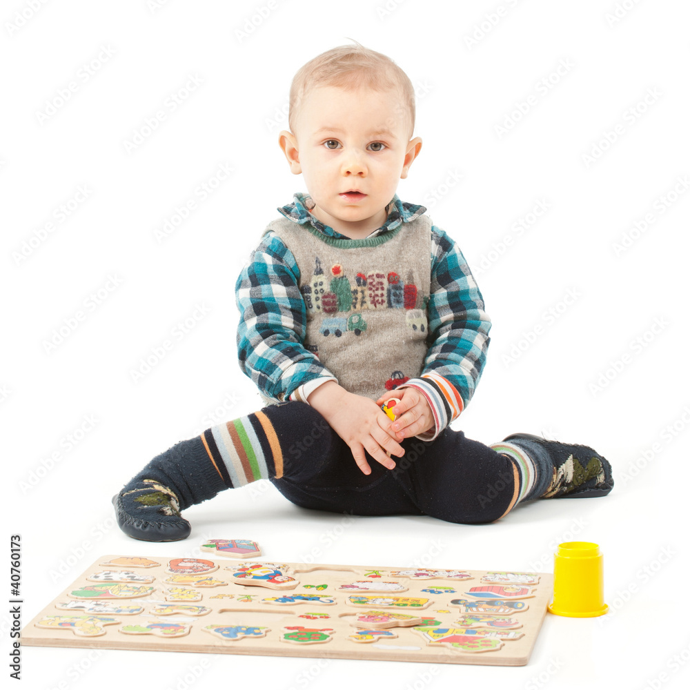 Junge sielt mit Puzzle