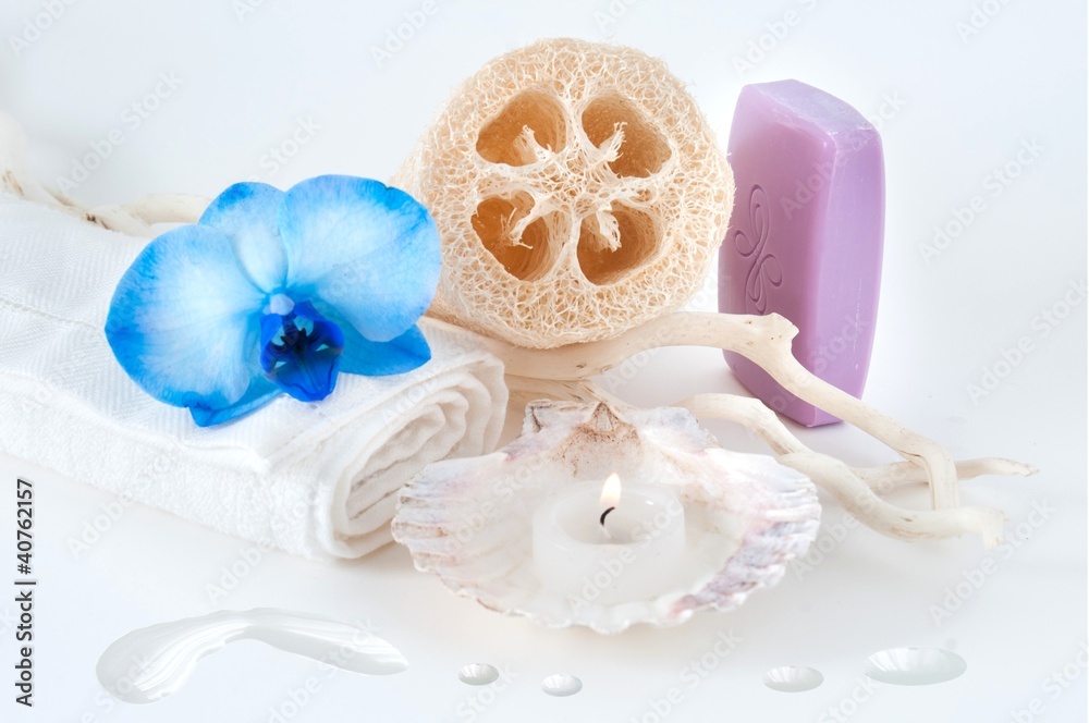 Candela su conchiglia con orchidea,spugna e sapone Candela su conchiglia con orchidea,spugna e sapone