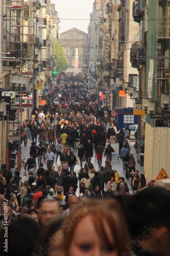 Une foule de personnes dans une rue commerçante du centre de Bordeaux