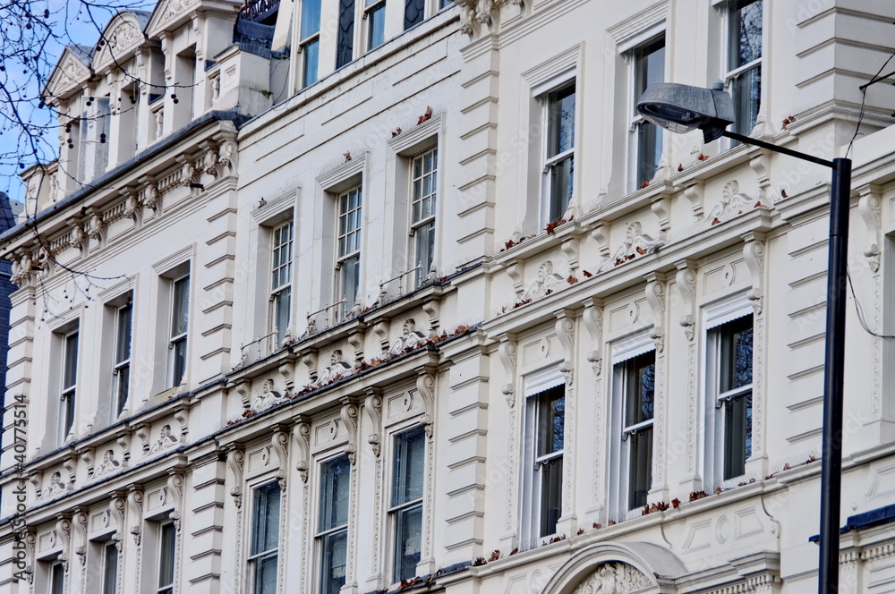 Obraz premium Façade blanche et lampadaire.