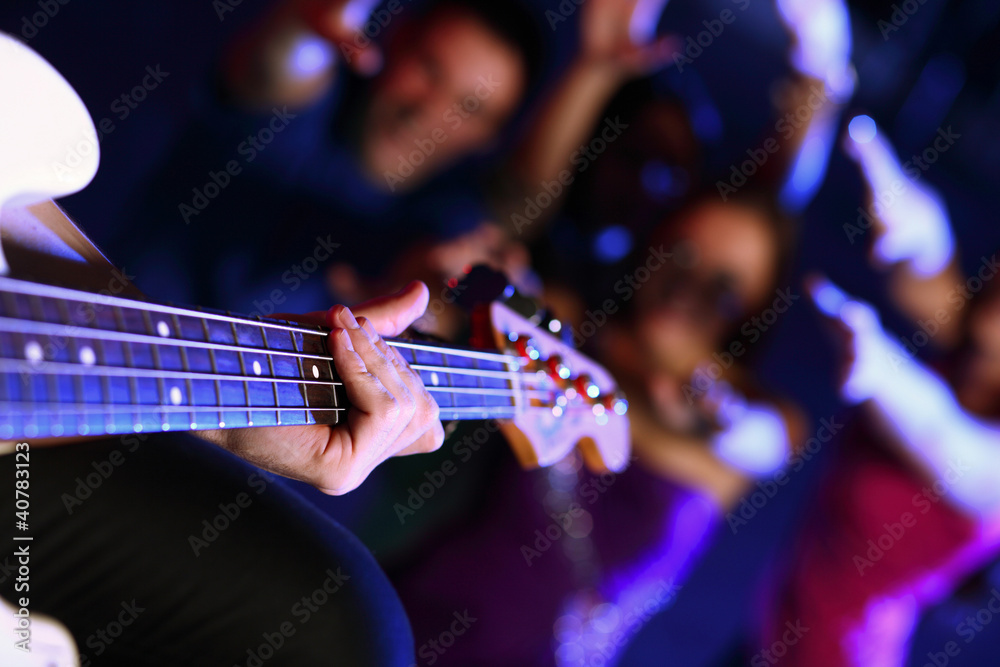 Obraz premium Young guitar player performing in night club