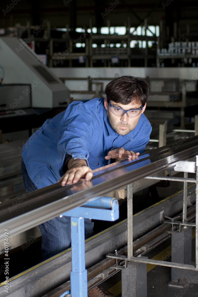 Metallarbeiter bearbeitet Aluminium in Fabrik