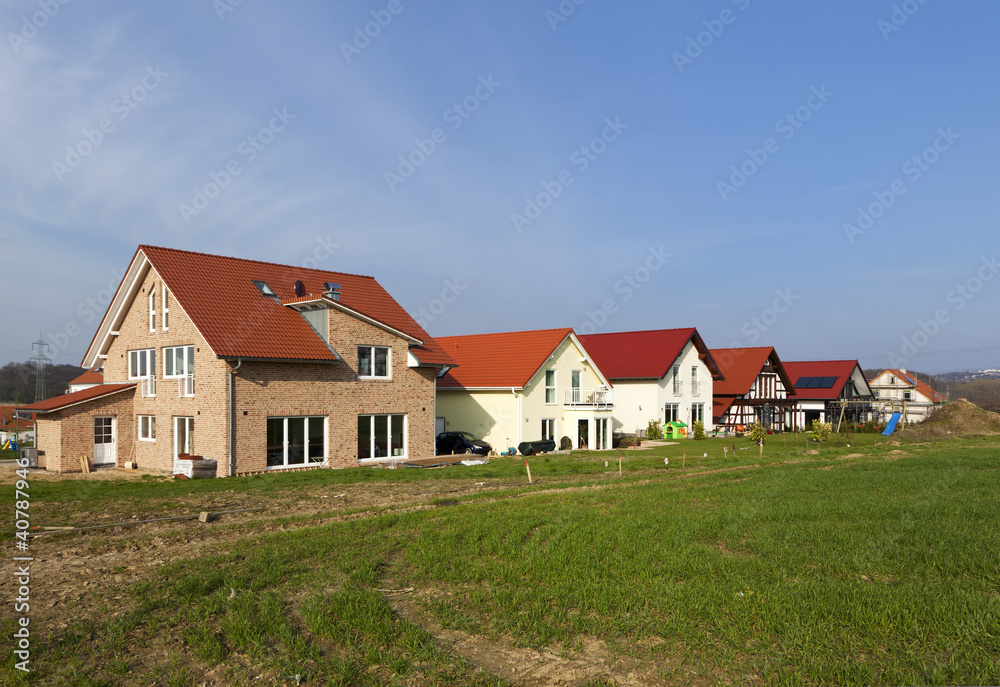 Neue Einfamilienhäuser im Vorort