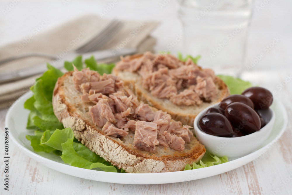 toasts with tuna and olives