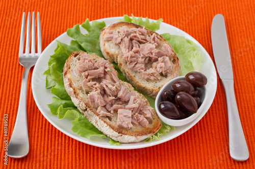 toasts with tuna and olives