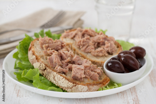 toasts with tuna and olives