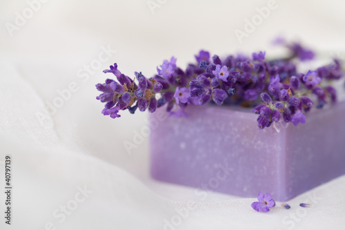 Lavendel Seife und frische Lavendelzweige