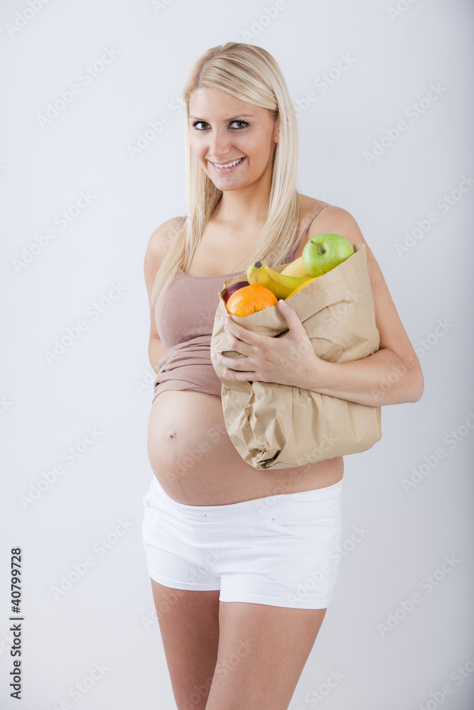 junge hübsche frau mit einkaufstüte voller obst junge hübsche frau mit einkaufstüte voller obst