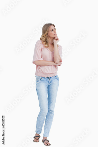 Thoughtful young woman looking away © WavebreakmediaMicro
