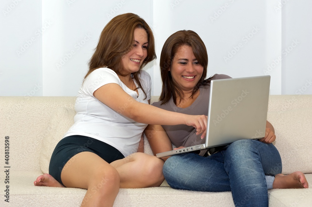 Zwei Frauen am Computer Zwei Frauen am Computer