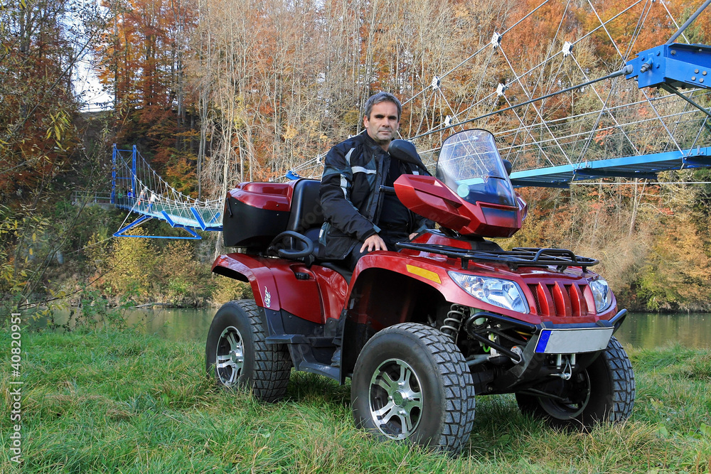 Fototapeta premium Mit dem Quad im Herbst unterwegs