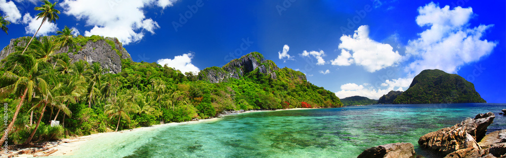 panorama of beautiful deserted tropical beach - obrazy, fototapety, plakaty 