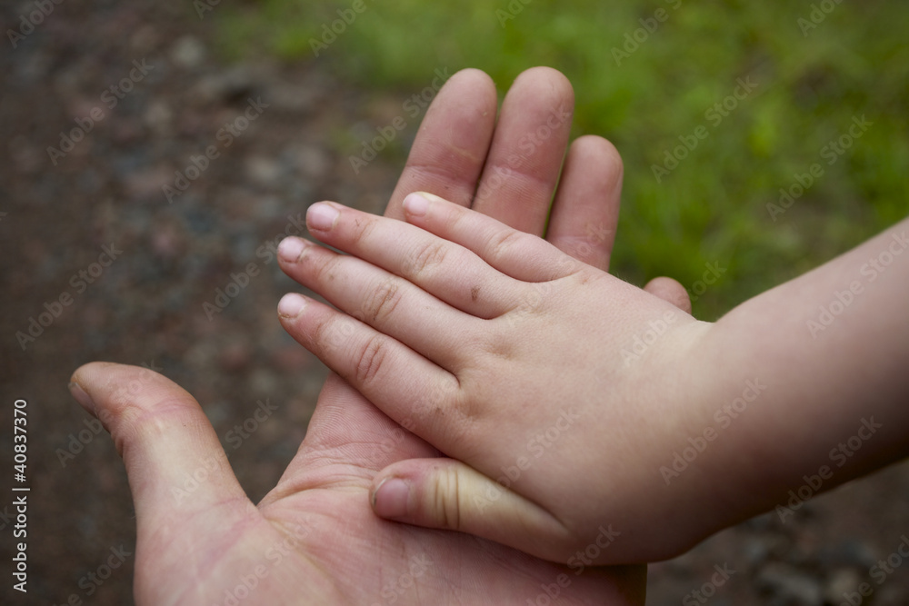 Hände von Vater und Kind übereinander Hände von Vater und Kind übereinander