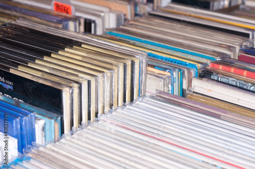 Libros y discos en un mercadillo de venta de segunda mano, feria del libro, feria de discos