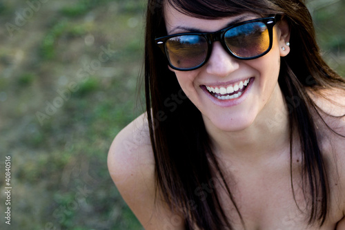 Obraz na płótnie Beautiful smiling girl with sunglasses w salonie