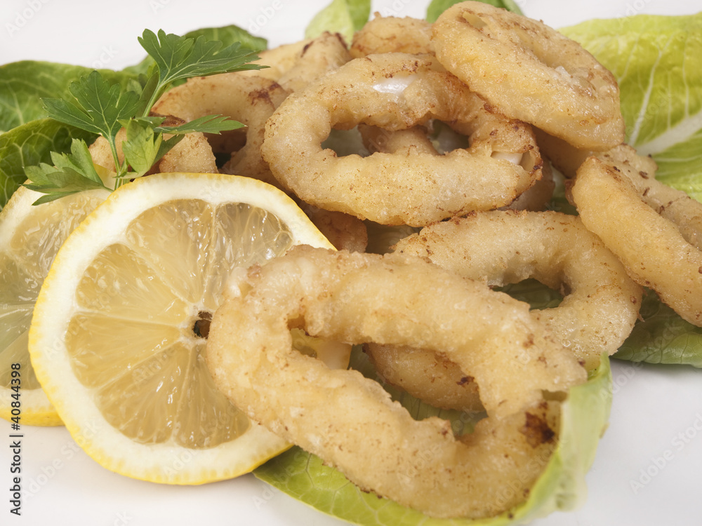 Calamares fritos con rodaja de limón vista de frente Calamares fritos con rodaja de limón vista de frente