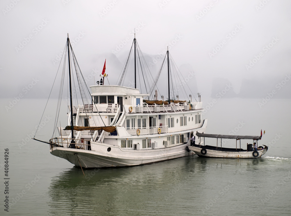 Fototapeta premium Foggy Ha Long bay